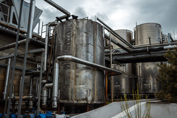 Stainless steel reservoirs for wine making