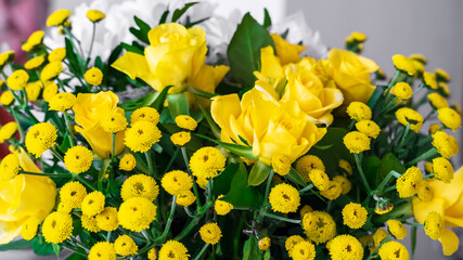 bukiet z intensywnie żółtych kwiatów - obrazy, fototapety, plakaty
