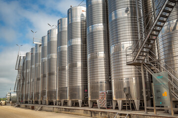 Stainless steel reservoirs for wine making