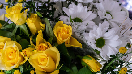 bukiet z białych i żółtych kwiatów