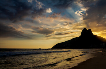 Fototapeta na wymiar Pôr do sol na Praia da Ipanema, Rio de Janeiro, com vista do Morro Dois Irmãos, Brasil