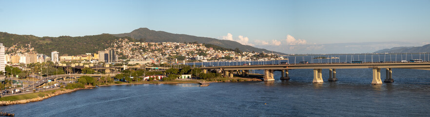 Panorâmica com pôr do sol de Florianópolis com vista da Ponte Pedro Ivo e da Ponte Colombo Salles, Santa Catarina, Brasil, florianopolis