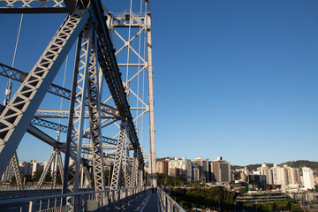 Fototapeta na wymiar detalhes da linda estrutura e o sistema de barras de olhal da Ponte Hercílio Luz, ponte pênsil localizada em Florianópolis, Santa Catarina, Brasil, florianopolis