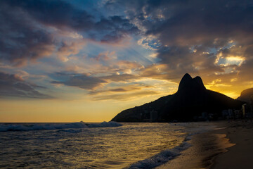 Pôr do sol na Praia da Ipanema, Rio de Janeiro, com vista do Morro Dois Irmãos, Brasil