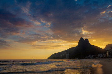 Pôr do sol na Praia da Ipanema, Rio de Janeiro, com vista do Morro Dois Irmãos, Brasil