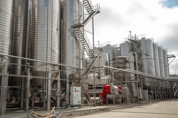 Stainless steel reservoirs for wine making