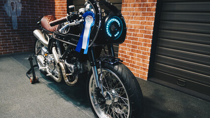 Moto café racer stradale esposta