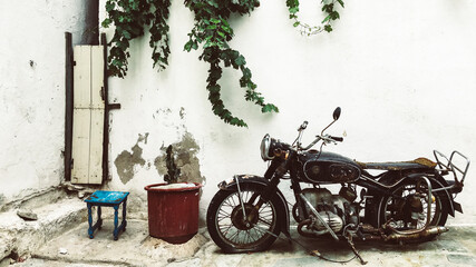 Moto d'epoca e vintage parcheggiata in cortile