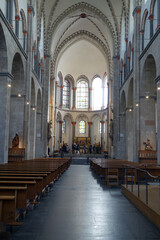 Fototapeta na wymiar Innenansicht der romanischen Basilika St. Kunibert - Interior view of the Romanesque Basilica of St. Kunibert