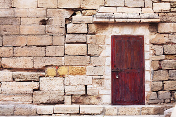 Fototapeta premium Puerta antigua y pared del siglo XVII, situadas en Melilla (ciudad perteneciente a España pero situada en África).