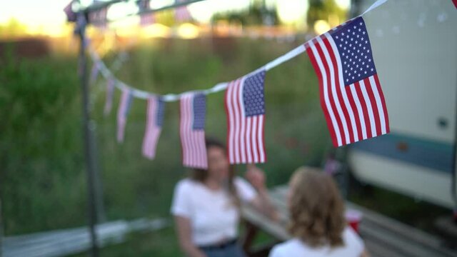 Enfoque selectivo de banderas de estados unidas ondeando al viento por la celebraci&oacute;n del d&iacute;a de la independencia de estados unidos