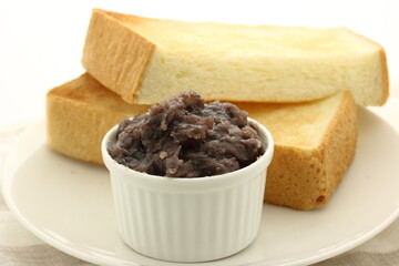 食パンのトーストとつぶ餡