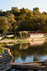 Fototapeta premium Balneario sobre el río 