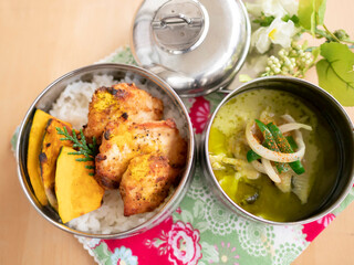 ダバに入ったグリーンカレーとグリルチキン