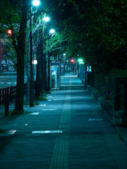 夜の街の暗い通り