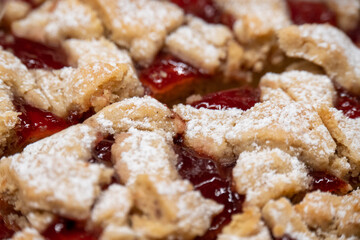 Detailaufnahme Linzer Schnitte auf einem Teller