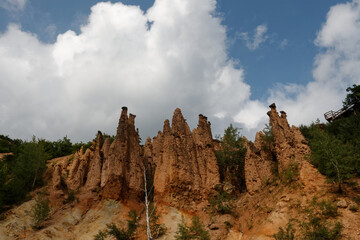 Naturalna atrakcja Davolja Varos w Serbii w postaci zerodowanych skał z głazami andezytowymi na szczytach. - obrazy, fototapety, plakaty