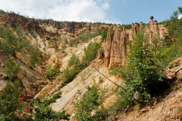 Naturalna atrakcja Davolja Varos w Serbii w postaci zerodowanych skał z głazami andezytowymi na szczytach. - obrazy, fototapety, plakaty