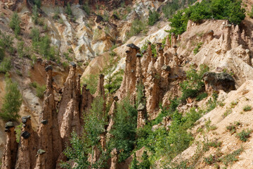 Naturalna atrakcja Davolja Varos w Serbii w postaci zerodowanych skał z głazami andezytowymi na szczytach. © Miroslaw