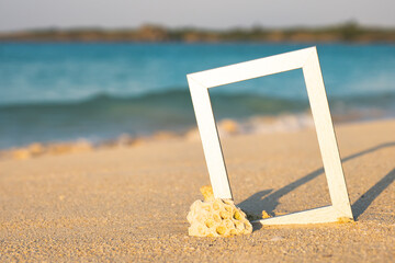 Fototapeta premium 沖縄 宮古島 海でフォトフレーム越しに撮影