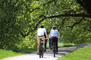 Junges Paar auf gemeinsamer Fahrradtour im Grünen