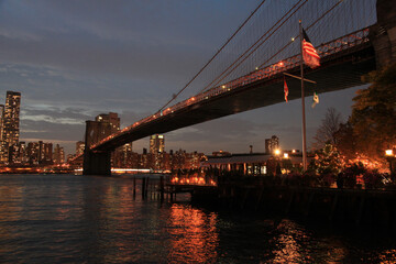 Obraz premium Panorama of Brooklyn and Manhattan Bridges at night