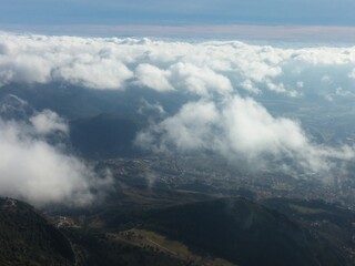 mirador, nubes, cielo, cercs, Barcelona, dron, volar, vuelo, flotar, viaje, libertad, aeroplano,...