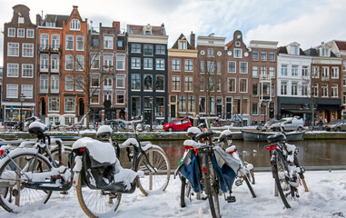 Obraz premium Snowy bikes in Amsterdam in winter in the Netherlands