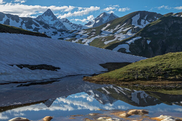 Bivouac au lac de la Tormottaz , Paysage des Alpes Grées au printemps , Col du Petit Saint-Bernard , Italie 