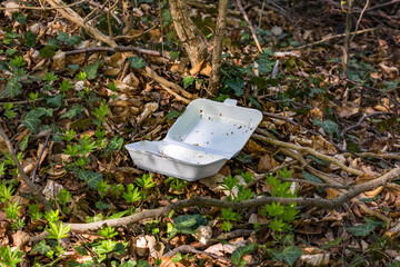 Eine Menüschale für Take-away gerichte wurde in der Natur entsorgt