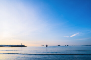 Obraz premium Beautiful sunrise view from Khao Takiab beach at huahin Prachuap Khiri Khan thailand