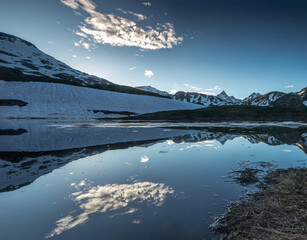 Bivouac au lac de la Tormottaz , Paysage des Alpes Grées au printemps , Col du Petit Saint-Bernard , Italie 