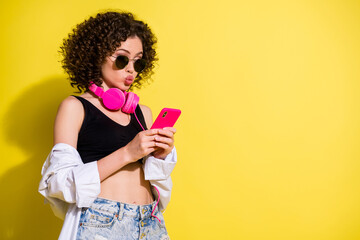 Photo portrait of sexy girl in sunglass reading information using app cellphone sending air kiss isolated vivid color background blank space