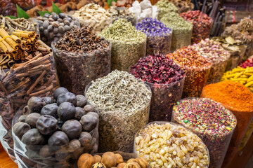 vielfältige Auswahl an getrockneten Gewürzen auf einem Mark in Dubai