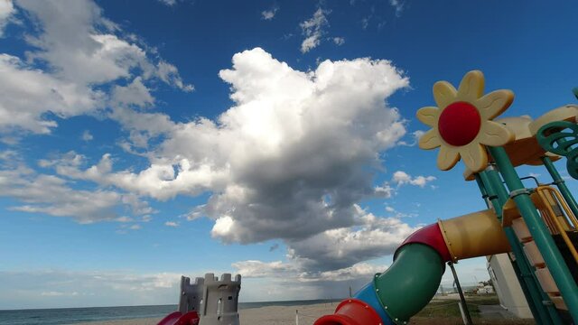timelapse giochi spiaggia con nuvole in 4k