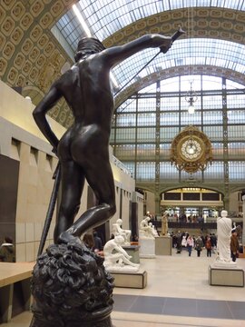 Mus&eacute;e d'Orsay &agrave; Paris, galerie des sculptures dans le hall, avec la statue en bronze de David par le sculpteur fran&ccedil;ais Antonin Merci&eacute; (vers 1872) et la grosse horloge &ndash; janvier 2018 (France)