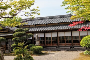 日本の古い家と庭の風景