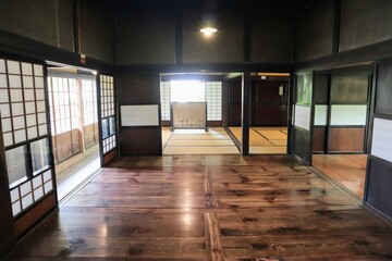 日本の古い家の内部の風景