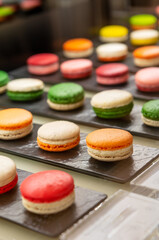 ショーケースに並ぶマカロン
