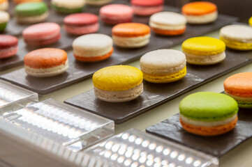 ショーケースに並ぶマカロン