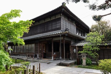 日本の古い家と庭の風景