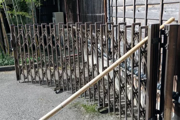 Fotobehang 日本の古い家の柵のクローズアップ © masamasa3