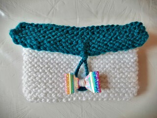 Pochette sac en laine tricoter main à la mode - obrazy, fototapety, plakaty