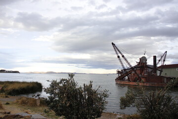 Fototapeta na wymiar old ship in the lake