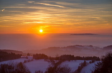 Fototapeta na wymiar Winterlandschaft mit Sonnenuntergang im Riesengebirge, Benecko, Tschechien