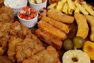 Cuban filet. Made with breaded Steak, cheese, breaded ham and banana, Vinaigrette, white rice, pineapple and Fig.