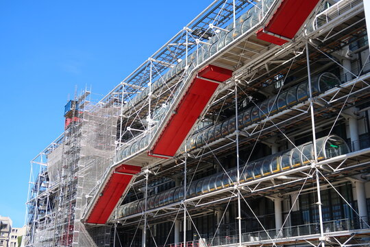 Beaubourg / centre Pompidou à Paris, façade d'architecture moderne du centre national d'art et de culture Georges Pompidou, célèbre musée d'art moderne et contemporain – mai 2020 (France)