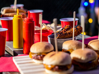 Hamburguesas americanas en una barbacoa 
