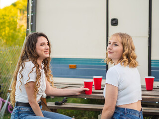 Dos mujeres guapas y jóvenes disfrutando de Día de la Independencia de los Estados Unidos