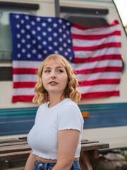 Mujer joven con bandera de estados unidos